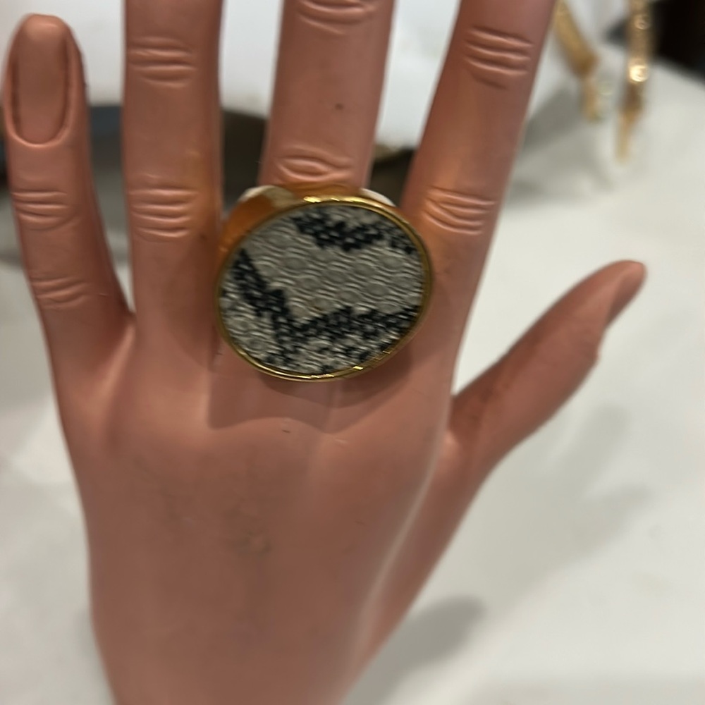 😊 🔥 BCBGMAXAZRIA signet ring. It‎ is gold-toned, size 7